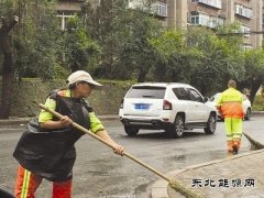 鞍山：顶冷风清扫 环卫裹塑料袋御寒（图）